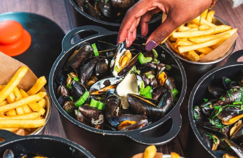 Moules frites à volonté chez Léon : dates, recettes et prix à découvrir
