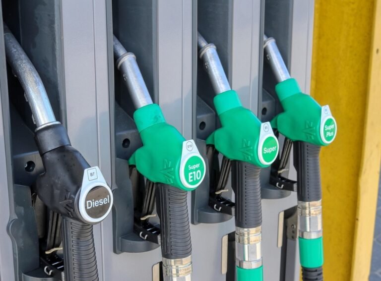 Faut-il arrêter son plein d'essence au premier clic ?